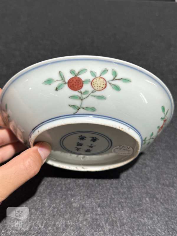明万历 青花五彩博古花卉纹盘 - 图6
